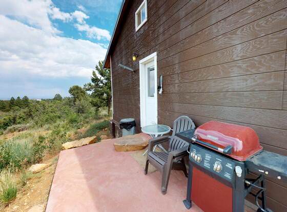 Mountain Ranch Cabin Stunning allows check-in for 18 year-old guests