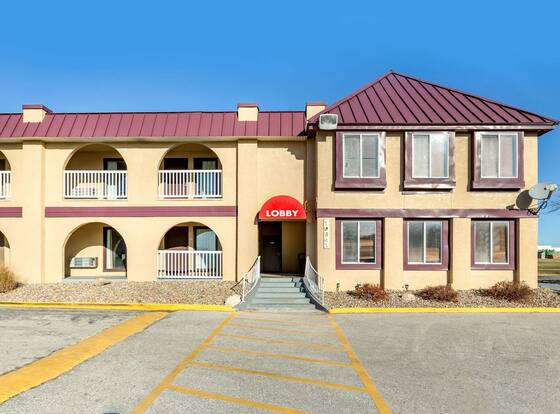 Econo Lodge Urbandale-Northwest Des Moines allows check-in for 18 year-old guests