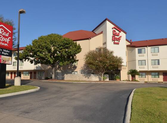 Red Roof Inn San Antonio - Airport allows check-in for 18 year-old guests