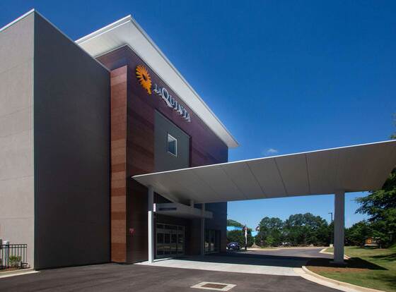 La Quinta Inn & Suites by Wyndham Oxford allows check-in for 18 year-old guests