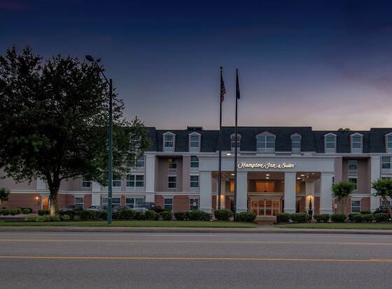 Hampton Inn & Suites Williamsburg-Richmond Rd. allows check-in for 18 year-old guests