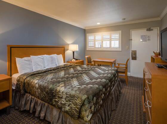 SOMA Park Inn – Civic Center allows check-in for 18 year-old guests