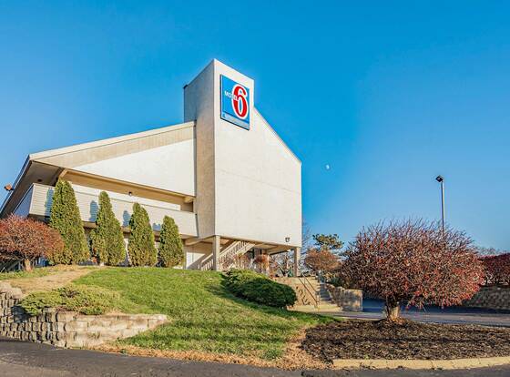 Motel 6 Cincinnati, OH - Central - Norwood allows check-in for 18 year-old guests