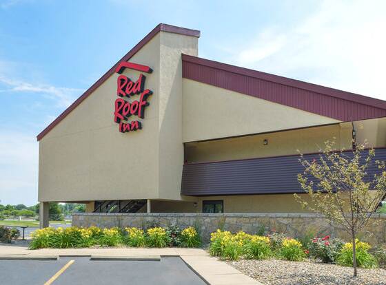 Red Roof Inn Champaign - University allows check-in for 18 year-old guests