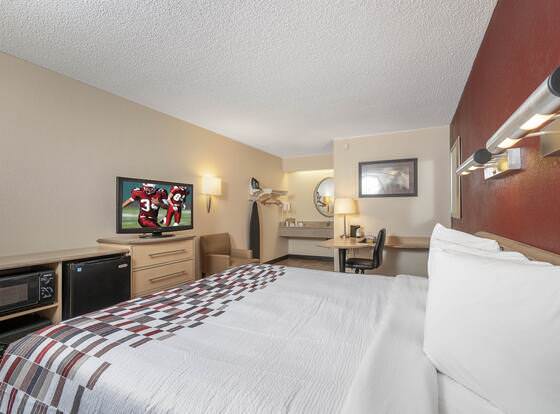 Red Roof Inn Cleveland - Westlake allows check-in for 18 year-old guests