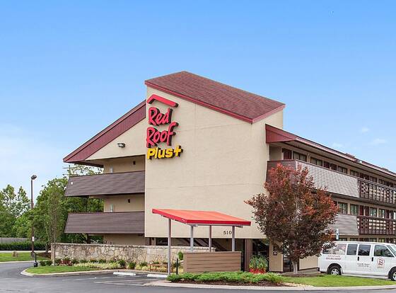 Red Roof Inn PLUS+ Nashville Airport allows check-in for 18 year-old guests