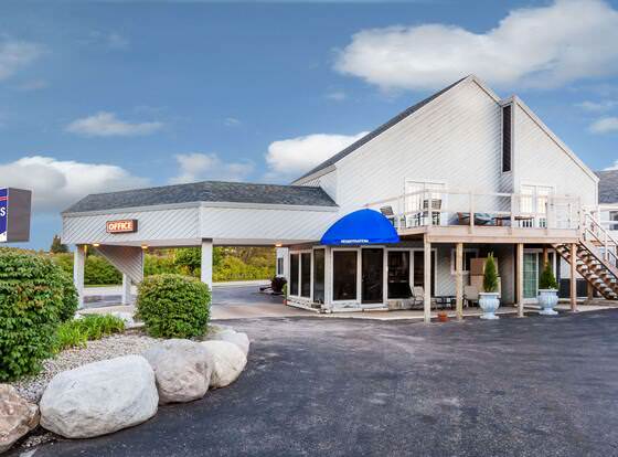 Knights Inn Mackinaw City allows check-in for 18 year-old guests