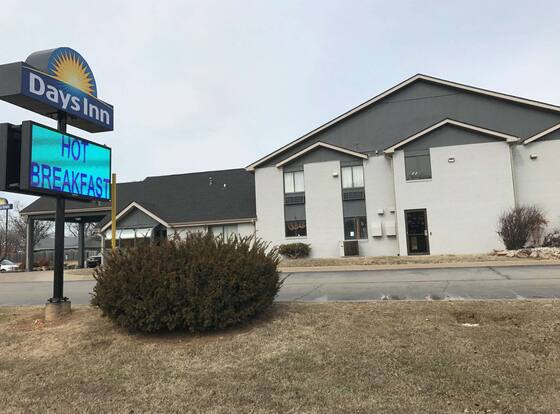 Days Inn by Wyndham Carthage allows check-in for 18 year-old guests