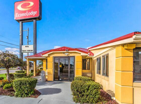 Econo Lodge Norwalk allows check-in for 18 year-old guests