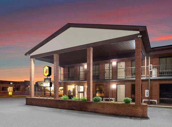 Super 8 by Wyndham Sandusky allows check-in for 18 year-old guests