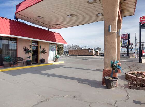 Econo Lodge Dalhart Hwy 54 - Hwy 287 allows check-in for 18 year-old guests