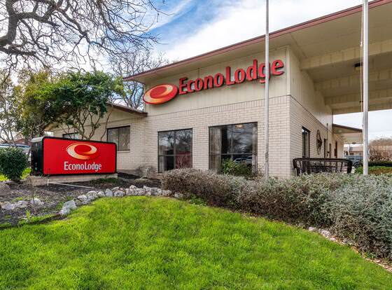 Econo Lodge Fredericksburg allows check-in for 18 year-old guests