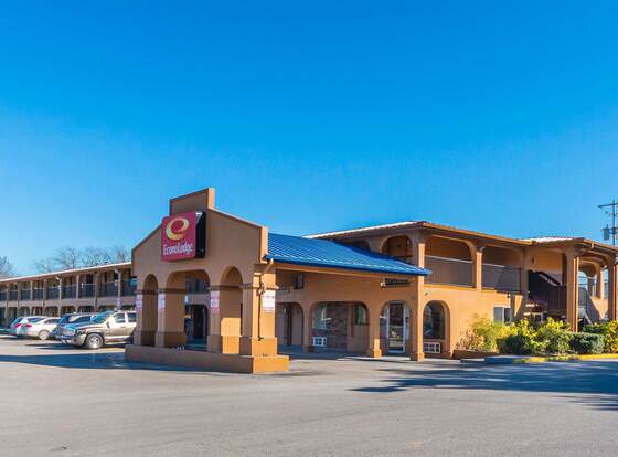 Econo Lodge San Marcos University Area allows check-in for 18 year-old guests