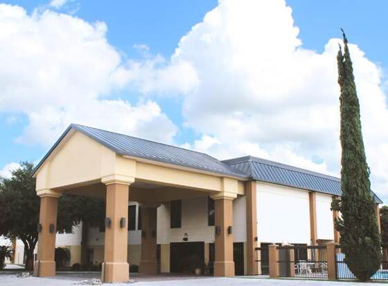 Coratel Inn & Suites by Jasper New Braunfels IH-35 EXT 189 allows check-in for 18 year-old guests