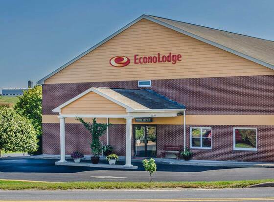 Econo Lodge Amish Country allows check-in for 18 year-old guests