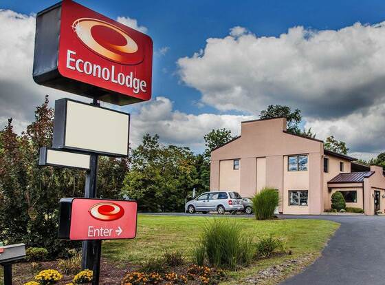 Econo Lodge Douglassville - Pottstown allows check-in for 18 year-old guests