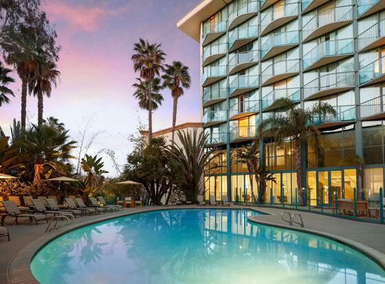 DoubleTree by Hilton San Diego - Hotel Circle allows check-in for 18 year-old guests