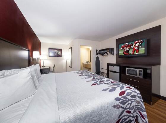 Red Roof Inn Bordentown - McGuire AFB allows check-in for 18 year-old guests