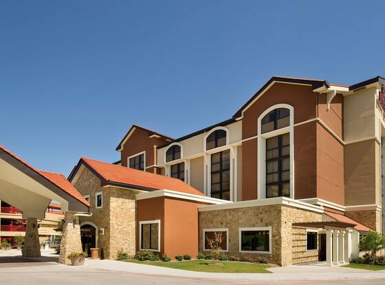 Drury Plaza Hotel San Antonio Airport allows check-in for 18 year-old guests