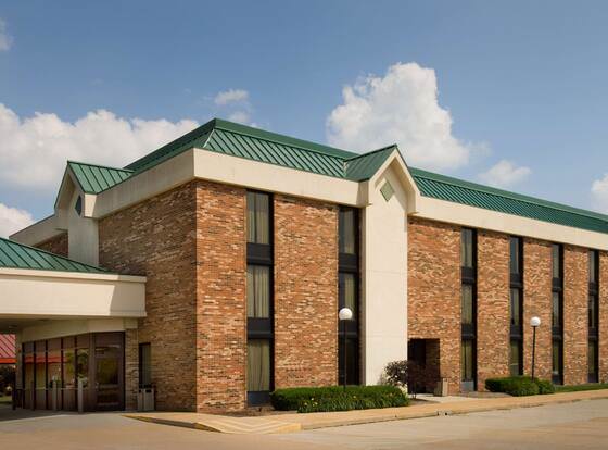 Pear Tree Inn St. Louis Fenton allows check-in for 18 year-old guests