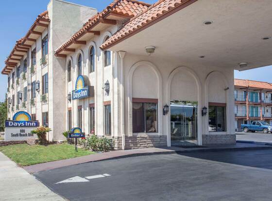 Days Inn by Wyndham Anaheim Near the Park allows check-in for 18 year-old guests