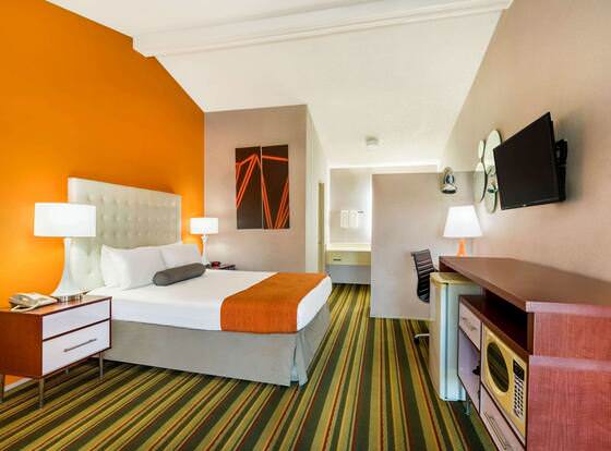 Howard Johnson by Wyndham Phoenix Airport/Downtown Area allows check-in for 18 year-old guests