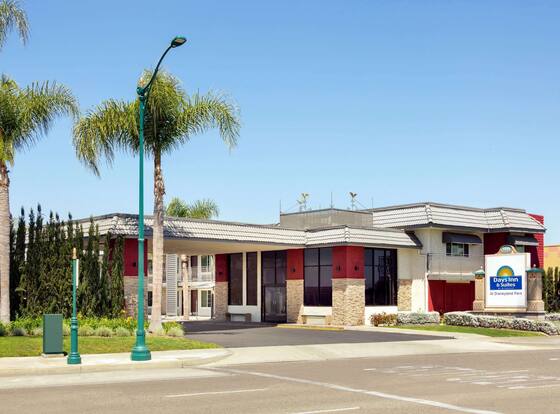 Days Inn & Suites by Wyndham Anaheim At Disneyland Park allows check-in for 18 year-old guests