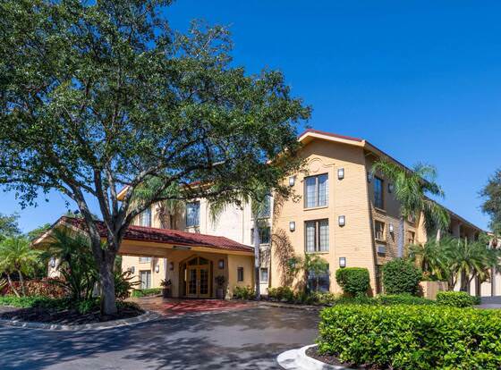 La Quinta Inn by Wyndham Deerfield Beach I-95 at Hillsboro E allows check-in for 18 year-old guests