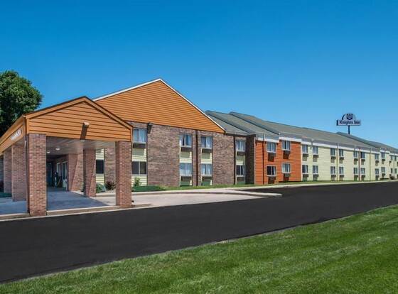 Sunset Inn & Suites - Lincoln Airport allows check-in for 18 year-old guests