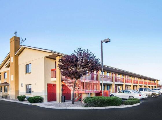 Quality Inn Holbrook allows check-in for 18 year-old guests