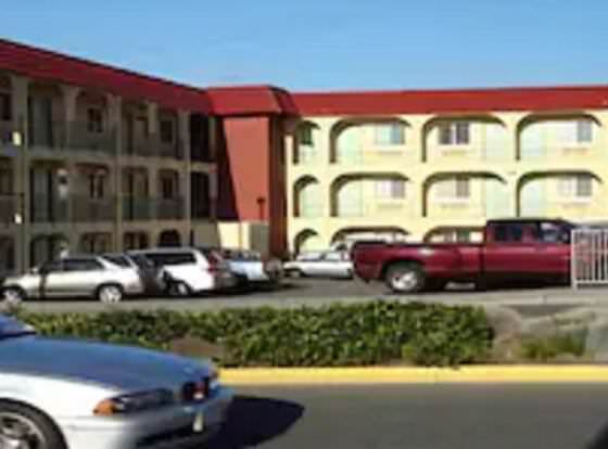 Skyway Inn SeaTac allows check-in for 18 year-old guests