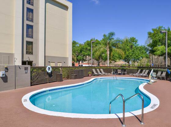 Hampton Inn closest to Universal Orlando allows check-in for 18 year-old guests