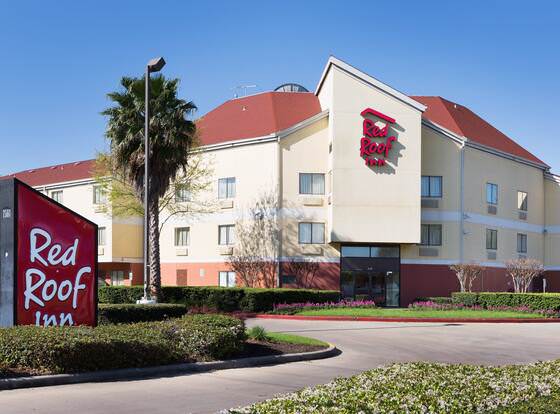 Red Roof Inn Houston - Westchase allows check-in for 18 year-old guests