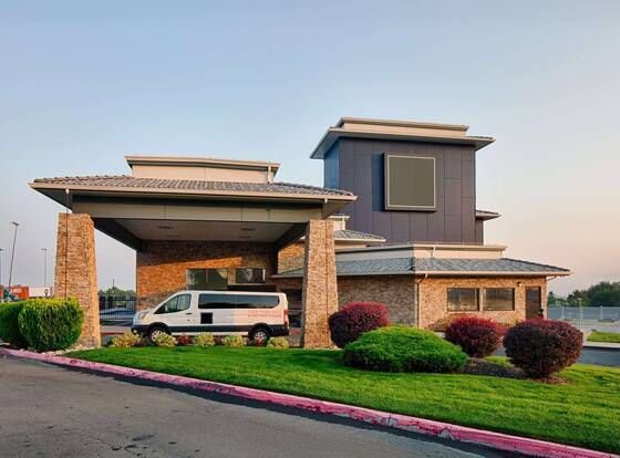 Hotel 28 Boise Airport, Ascend Hotel Collection allows check-in for 18 year-old guests