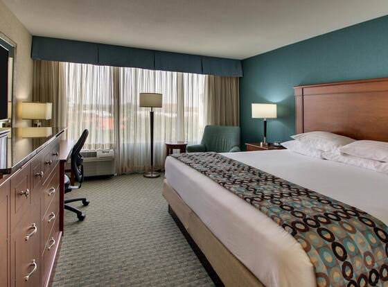 GreenTree Hotel Houston Hobby allows check-in for 18 year-old guests