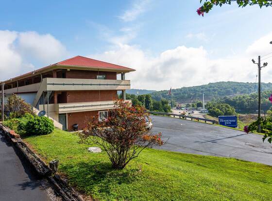 Rodeway Inn Renfro Valley allows check-in for 18 year-old guests