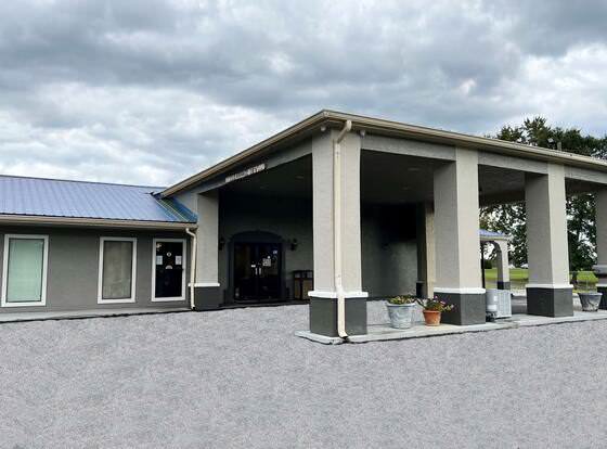 Days Inn by Wyndham DeFuniak Springs allows check-in for 18 year-old guests