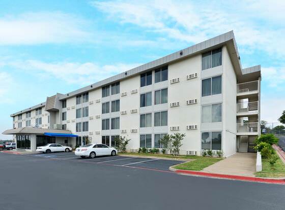 Motel 6 Fort Worth, TX - Downtown East allows check-in for 18 year-old guests