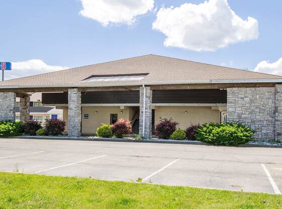 Motel 6 Ashland, OH allows check-in for 18 year-old guests