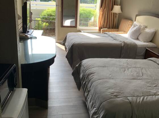 Travel Inn Kingsport allows check-in for 18 year-old guests