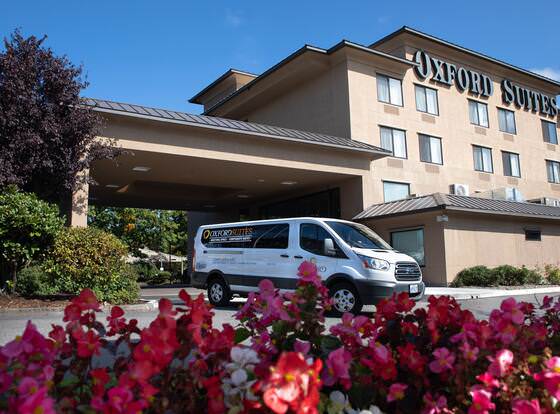 Oxford Suites Portland - Jantzen Beach allows check-in for 18 year-old guests