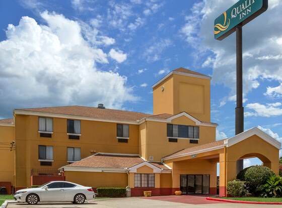 Quality Inn Baytown - Houston East allows check-in for 18 year-old guests