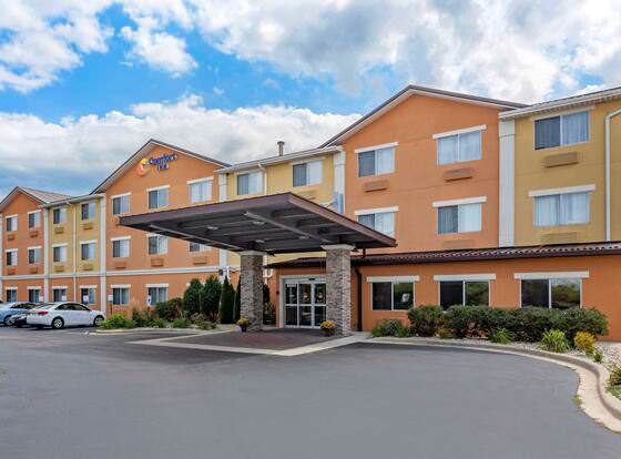 Comfort Inn Gurnee near Six Flags allows check-in for 18 year-old guests