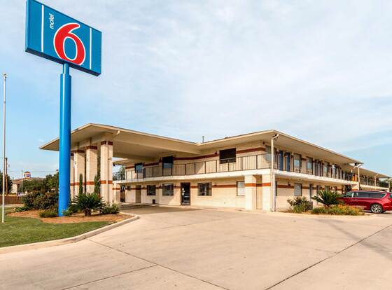 Motel 6 San Antonio, TX - South WW White Rd allows check-in for 18 year-old guests