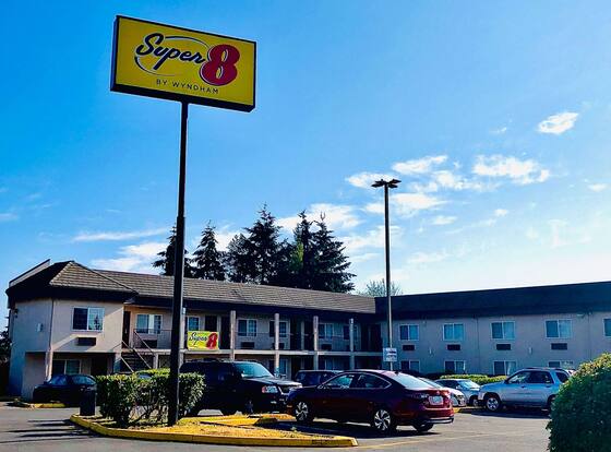 Super 8 Lynnwood allows check-in for 18 year-old guests