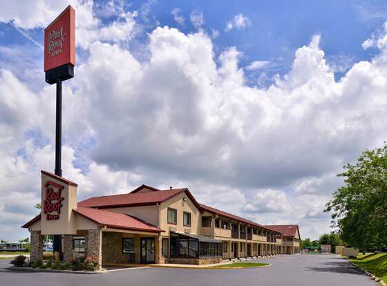 Red Roof Inn Indianapolis - Greenwood allows check-in for 18 year-old guests