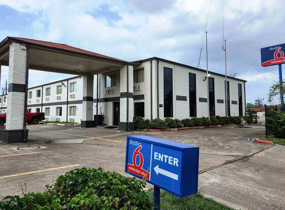 Studio 6 Channelview, TX – Baytown West allows check-in for 18 year-old guests