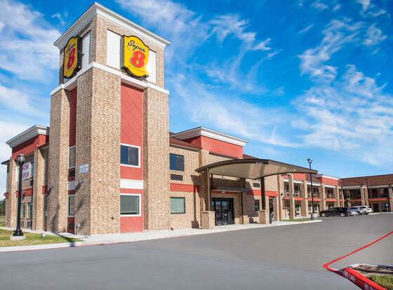 Super 8 by Wyndham Humble/Fallcreek/Houston allows check-in for 18 year-old guests