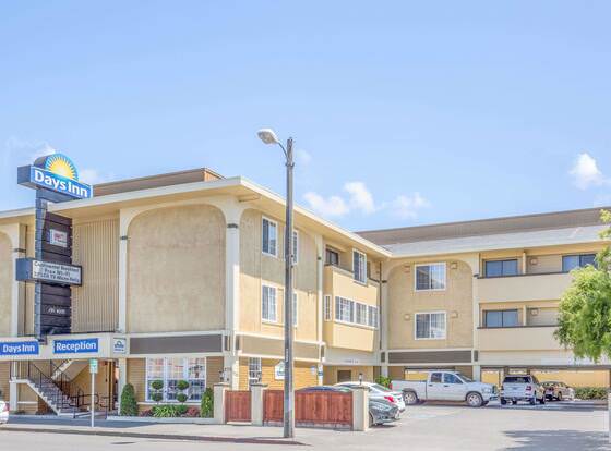 Days Inn by Wyndham Eureka CA allows check-in for 18 year-old guests