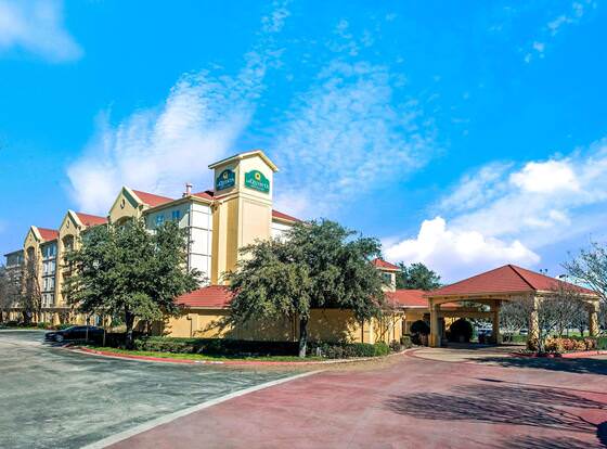 La Quinta Inn & Suites by Wyndham Dallas Arlington South allows check-in for 18 year-old guests